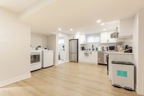 ثلاجة، ميكروويف، فرن، موقد طهي مسطح