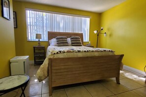 Skrivebord, strykejern/-brett, wi-fi og sengetøy