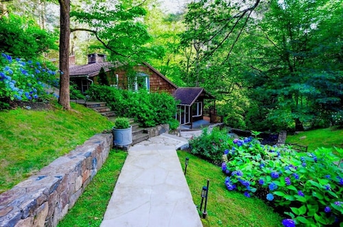 Riverfront Cottage-Heated Pool-Hot Tub-Fireplace 35minutes from New York City