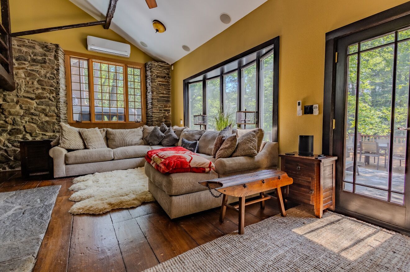 TV connectée, cheminée, chaîne hi-fi, écrans d'ordinateur