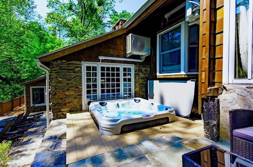 Riverfront Cottage-Heated Pool-Hot Tub-Fireplace 35minutes from New York City