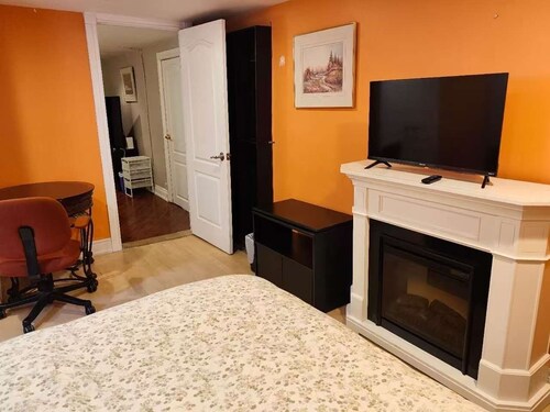 Quite Basement  with separate entrance, Friendly neighborhood,