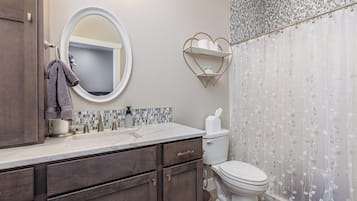 SĂšche-cheveux, serviettes fournies, savon, papier toilette