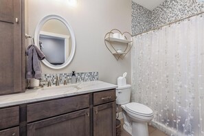 Sèche-cheveux, serviettes fournies, savon, papier toilette
