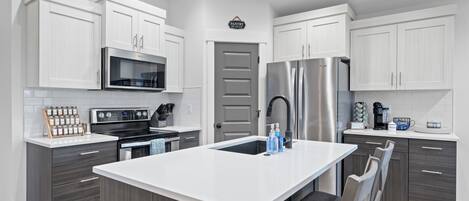 Refrigerador, microondas, horno, placa de cocina