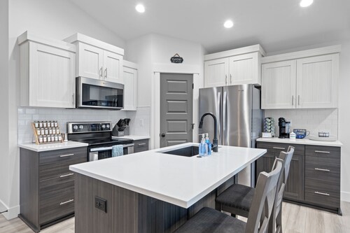 Beautiful & Spacious 3BR Retreat | Clean, Quiet, Sleeps 8