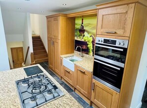 Kjøleskap, mikrobølgeovn, ovn og oppvaskmaskin