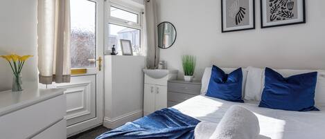 3 bedrooms, iron/ironing board, WiFi, bed sheets