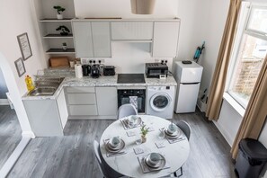 Jääkaappi, mikroaaltouuni, uuni, liesi