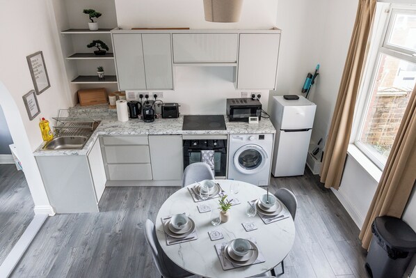 Réfrigérateur, four à micro-ondes, un four, surface de cuisson