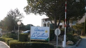 Naamplaatje voor Domaine de La Gaillarde, dat aangeeft dat het een privé-eigendom is.