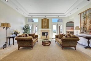 Living area - Superb Villa near California Golf Club-Monserate Winery-Pala Mesa Golf-360 Views (Fallbrook)