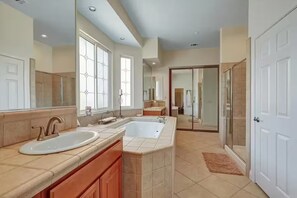 Hair dryer, towels, soap, toilet paper - Superb Villa near California Golf Club-Monserate Winery-Pala Mesa Golf-360 Views (Fallbrook)