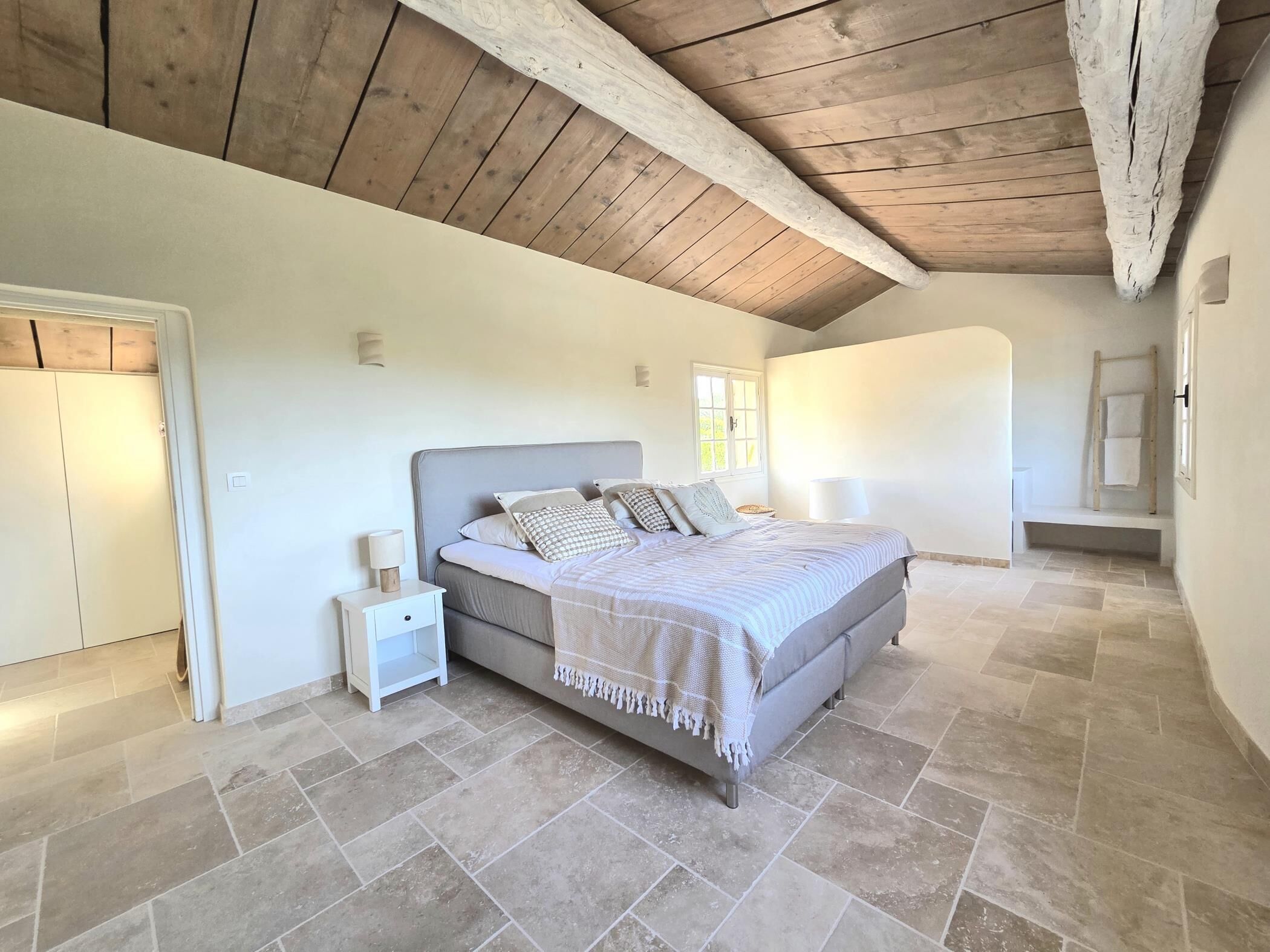 5 bedrooms, iron/ironing board, internet, bed sheets