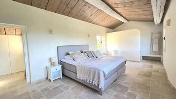 5 bedrooms, iron/ironing board, internet, bed sheets