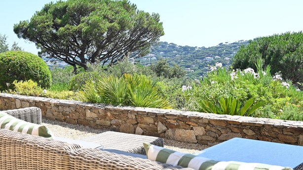 A stone wall, wicker furniture, and a view of a mountainous landscape. - Villa Provençale **** | 5 bedrooms | swimming pool (Sainte-Maxime)