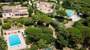 An aerial view of a residential area with multiple houses, a swimming pool, and a clear view of the sea. - Villa Provençale **** | 5 bedrooms | swimming pool (Sainte-Maxime)