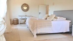 A bedroom with a bed, bedside tables, a mirror, a door, and a ceiling fan. - Villa Provençale **** | 5 bedrooms | swimming pool (Sainte-Maxime)