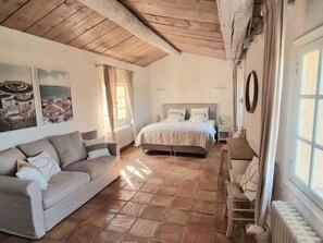 5 makuuhuonetta, silitysrauta/-lauta, internet, vuodevaatteet