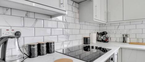 Refrigerador, microondas, horno y parrilla de estufa