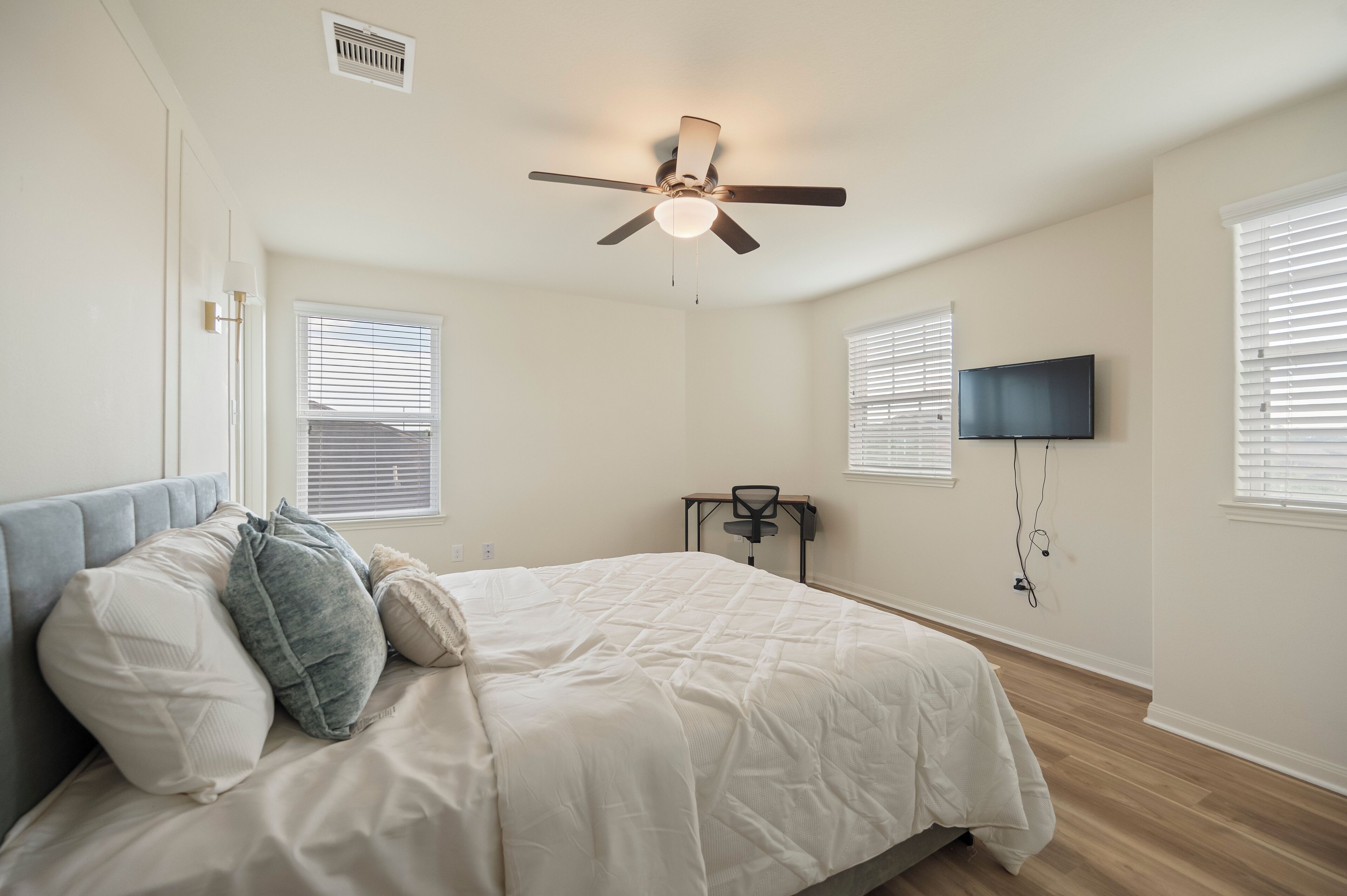 5 habitaciones, tabla de planchar con plancha, internet y ropa de cama 