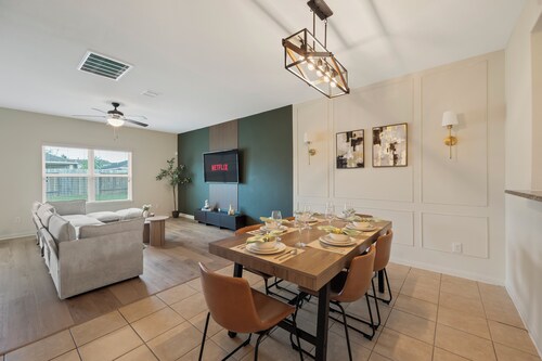 Spacious 5BR Home• 3.5 Miles to IAH airport•Full Kitchen•TV & Desk in Every Room