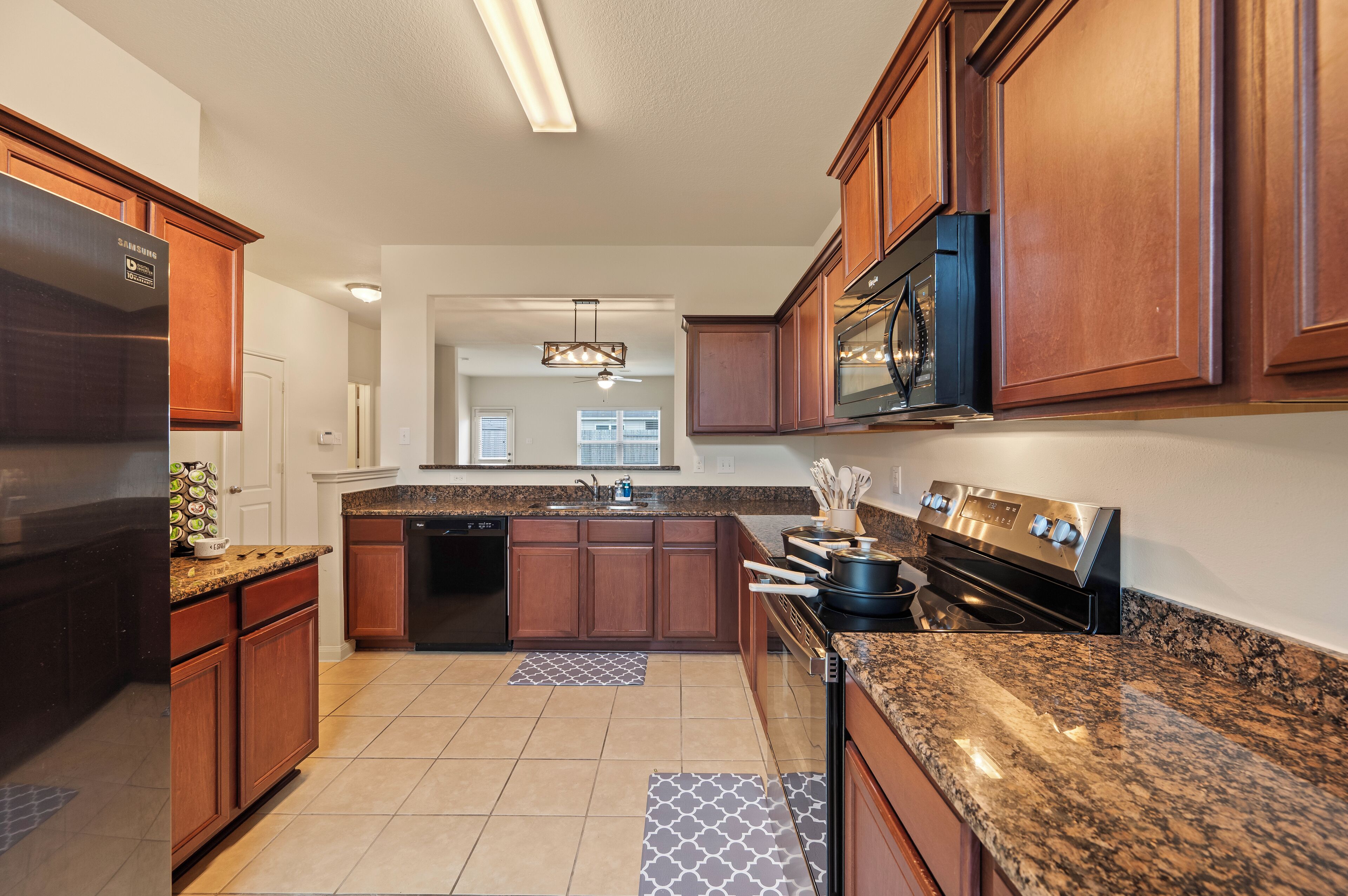 Een magnetron, een oven, een kookplaat, een vaatwasser