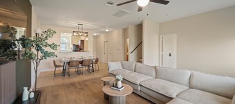 Spacious 5BR Home• 3.5 Miles to IAH airport•Full Kitchen•TV & Desk in Every Room