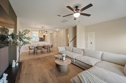 Spacious 5BR Home• 3.5 Miles to IAH airport•Full Kitchen•TV & Desk in Every Room