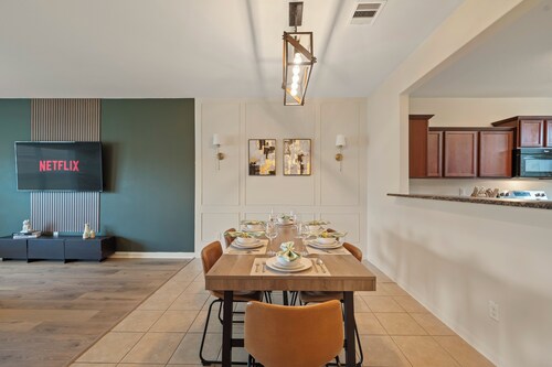 Spacious 5BR Home• 3.5 Miles to IAH airport•Full Kitchen•TV & Desk in Every Room