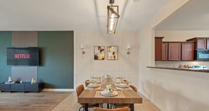 Spacious 5BR Home• 3.5 Miles to IAH airport•Full Kitchen•TV & Desk in Every Room