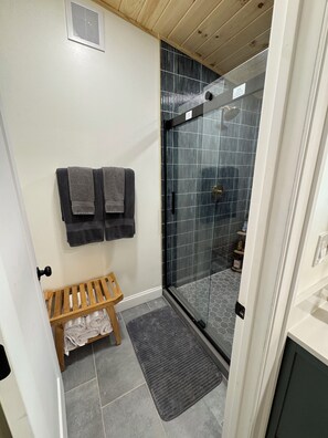 Hårtørrer, bidet, håndklæder, Toiletpapir