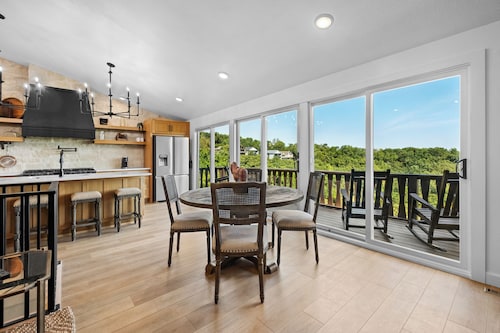 Luxury Beaver Lake Retreat- 1 min Prairie Creek Marina - 5 mins to DT Rogers