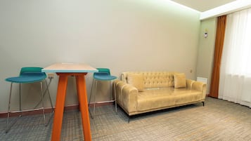 Habitación familiar, 2 habitaciones | Área de sala de estar