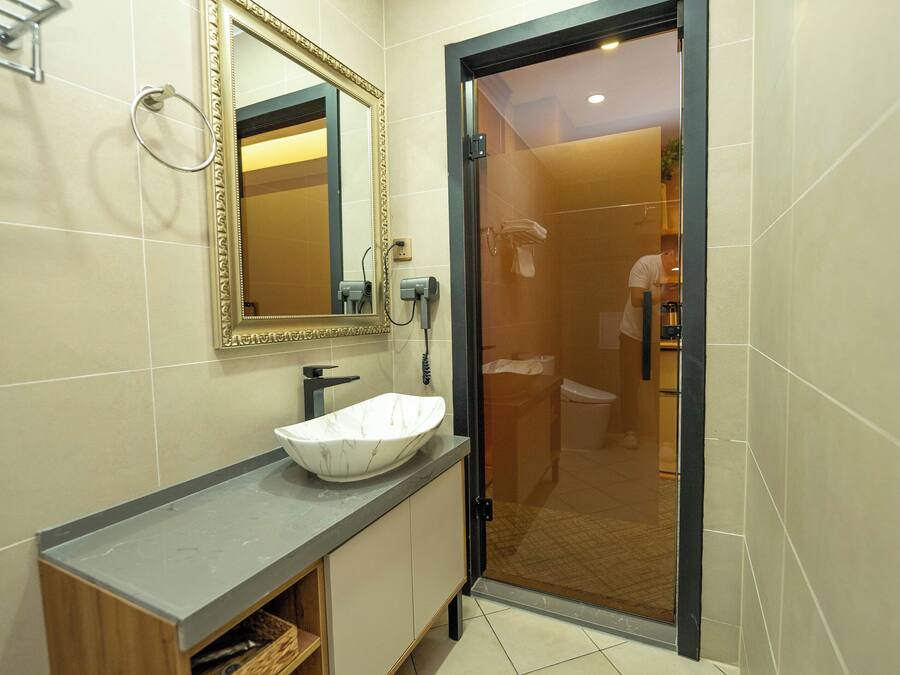 Superior Double Room | Bathroom | Shower, slippers, towels, soap