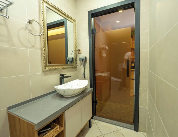 Superior-Doppelzimmer | Badezimmer | Dusche, Hausschuhe, Handtücher, Seife