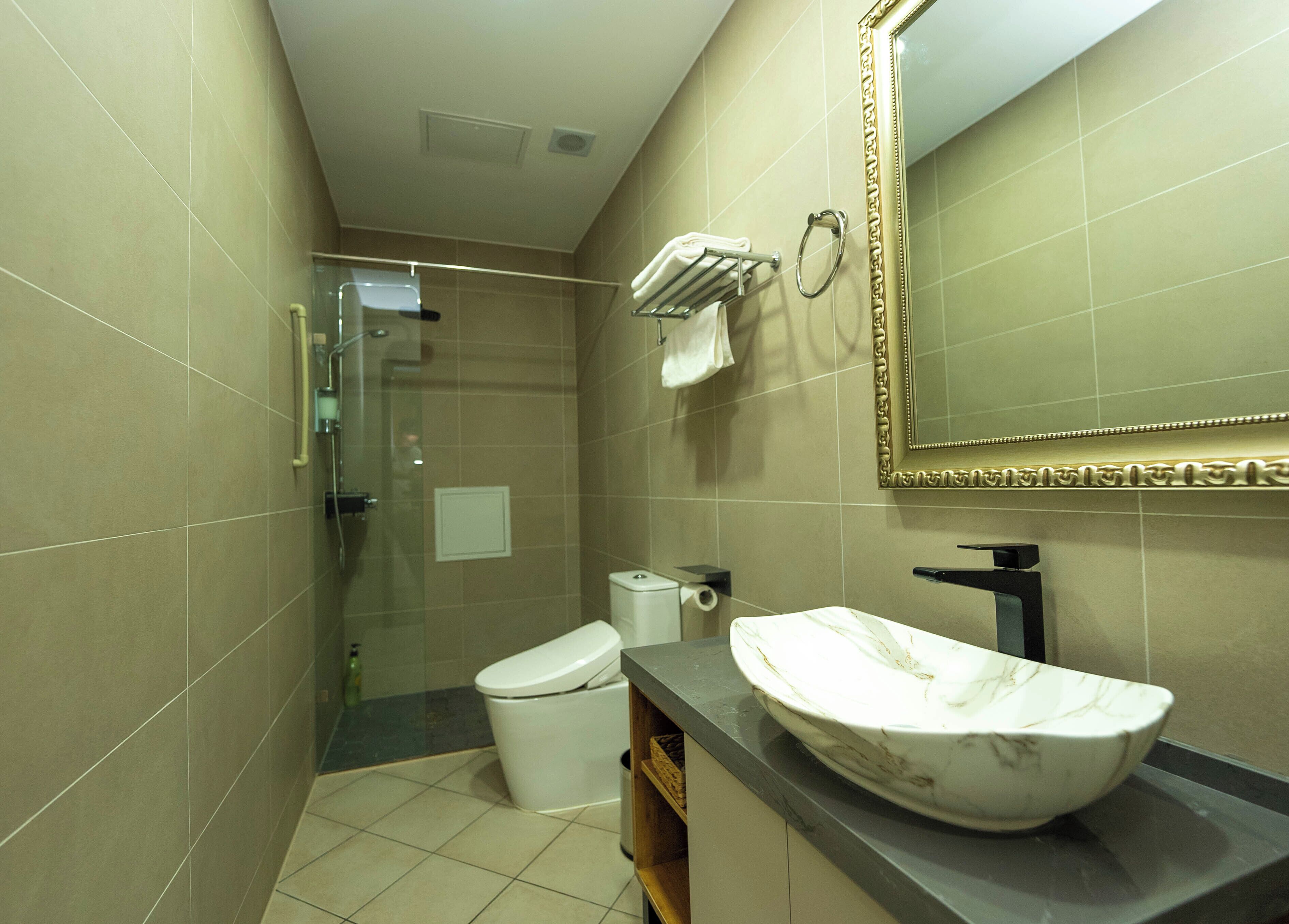 Habitación doble superior | Baño | Ducha, toallas, jabón y champú