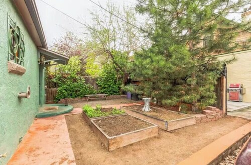 Charming Carriage House w/ Private Yard and Entrance