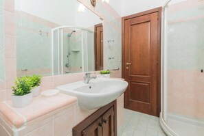 Shower, hair dryer, bidet, towels - Domus De Pedra Pertunta, Castelsardo, Italy (Castelsardo)