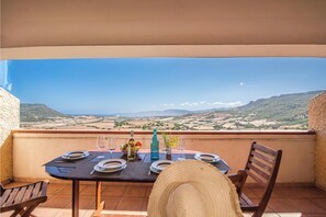 Outdoor dining - Domus De Pedra Pertunta, Castelsardo, Italy (Castelsardo)