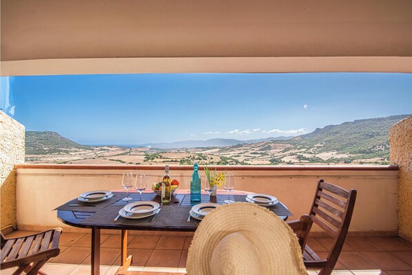 Outdoor dining - Domus De Pedra Pertunta, Castelsardo, Italy (Castelsardo)