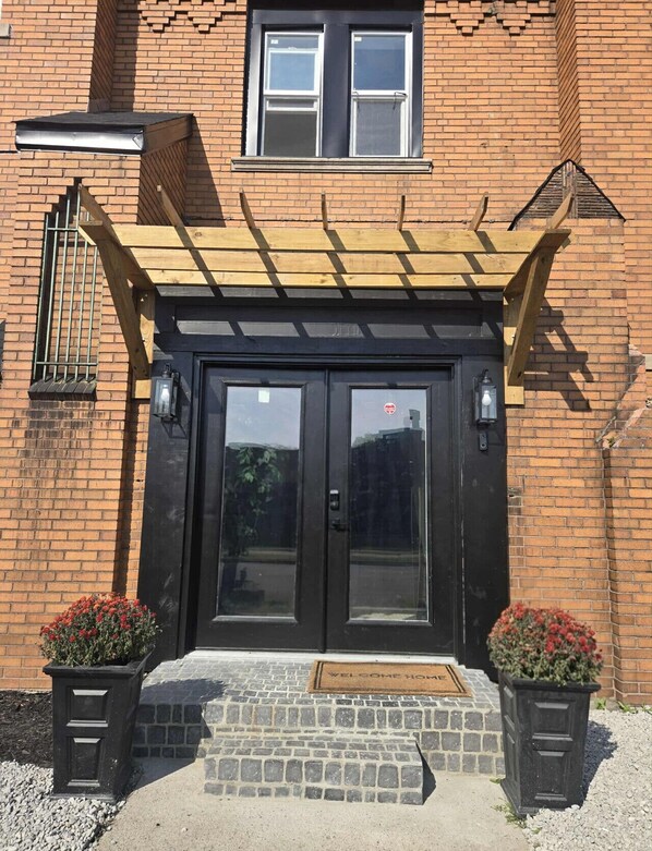 Exterior detail - 🛋️ Cozy Meets Contemporary Modern one bedroom with Fireplace & Smart TV – The Gratiot (Detroit)