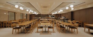 A spacious dining area with multiple tables and chairs, a counter with a cash register, and a modern ceiling design. - Amid Hotel Seoul (Seoul)