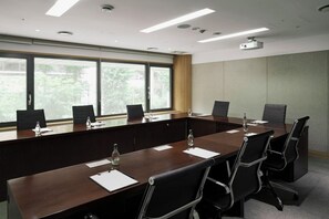 A conference room with a long table, chairs, a projector, and a large window. - Amid Hotel Seoul (Seoul)