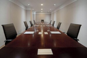 A conference room with a long table, chairs, and water bottles. - Amid Hotel Seoul (Seoul)