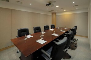 A conference room with a long table, six chairs, and a projector. - Amid Hotel Seoul (Seoul)