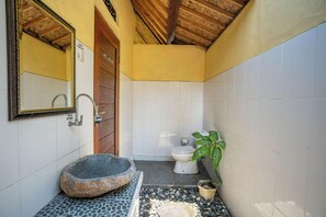 Superior Room | Bathroom | Shower, towels, soap, shampoo - Pondok Sayan Homestay (Ubud)