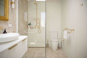 シャワー、ヘアドライヤー、タオル、石鹸