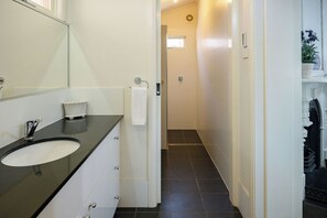 シャワー、ヘアドライ  ヤー、タオル、石鹸