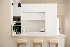 冷蔵庫、電子レンジ、オーブン、コンロ